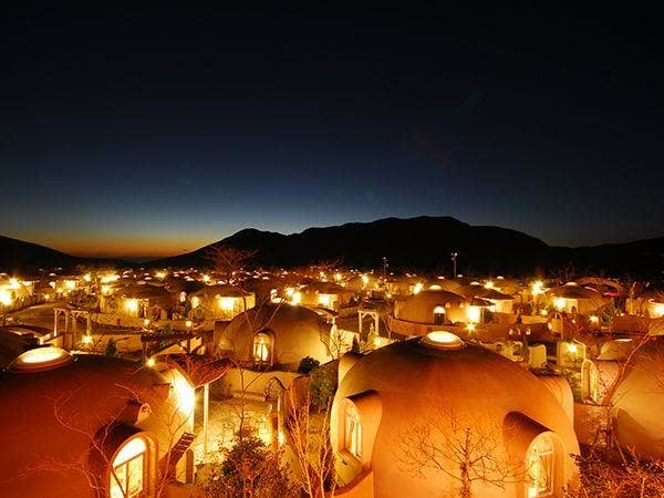 Aso Farm Land, Kumamoto: gece aydınlatılmış kubbe evler