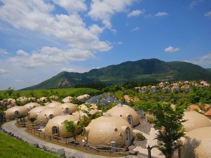 Aso Farm Land, Kumamoto: dağ eteğinde kubbe konaklama köyü